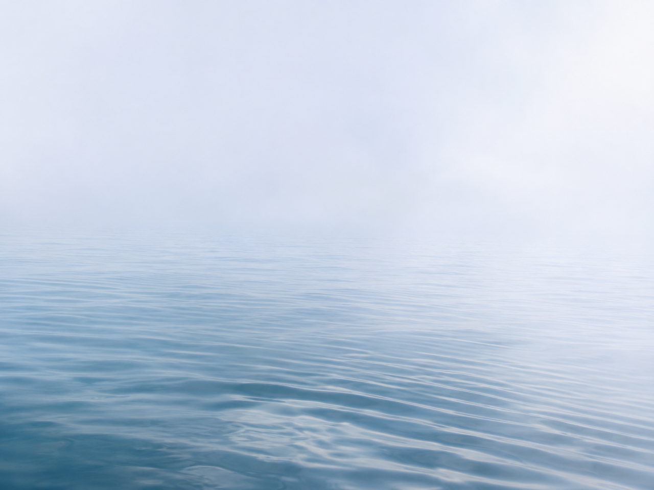 霧のなかにひろがる、静かな青い海
